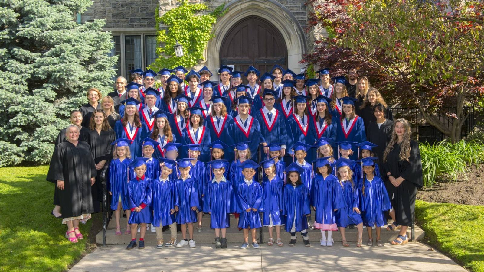 Lycée Français de Toronto students from Kindergarten to Grade 12 gathered with their teachers in front of the school